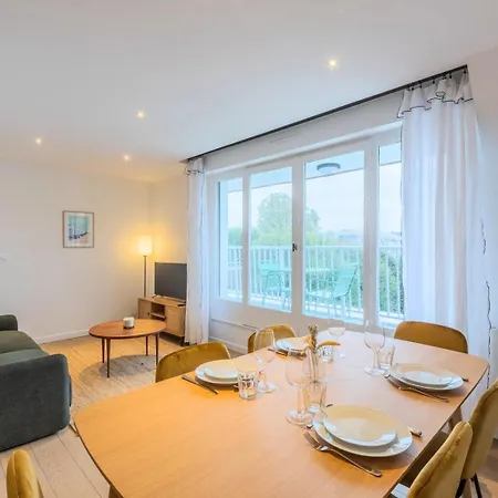 One Bedroom With Balcony And A View Apartment *