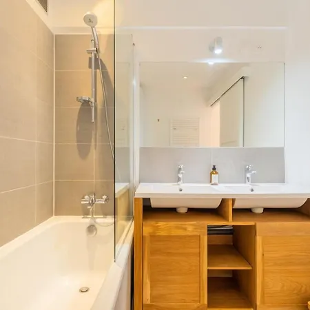 One Bedroom With Balcony And A View דירה